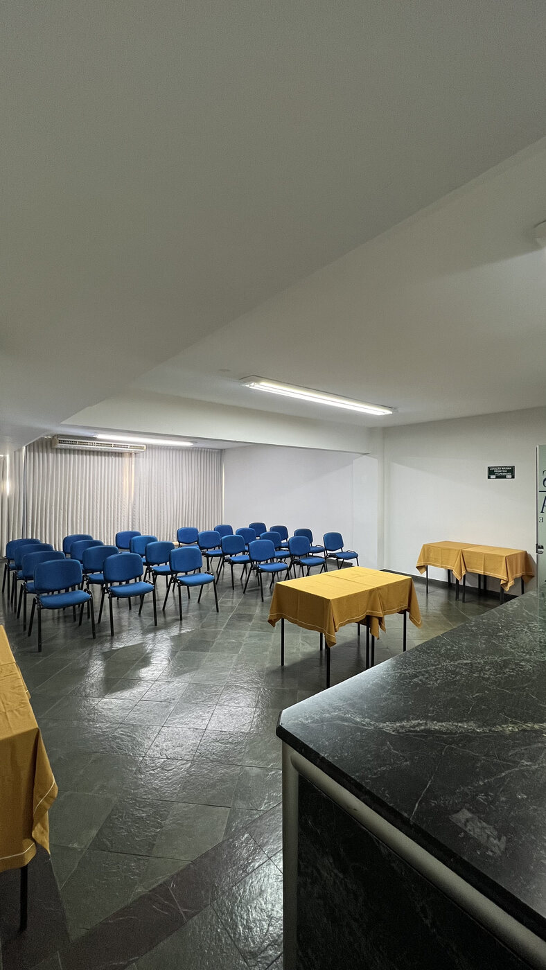 Salão de eventos do Residence Hotel organizado em formato auditório