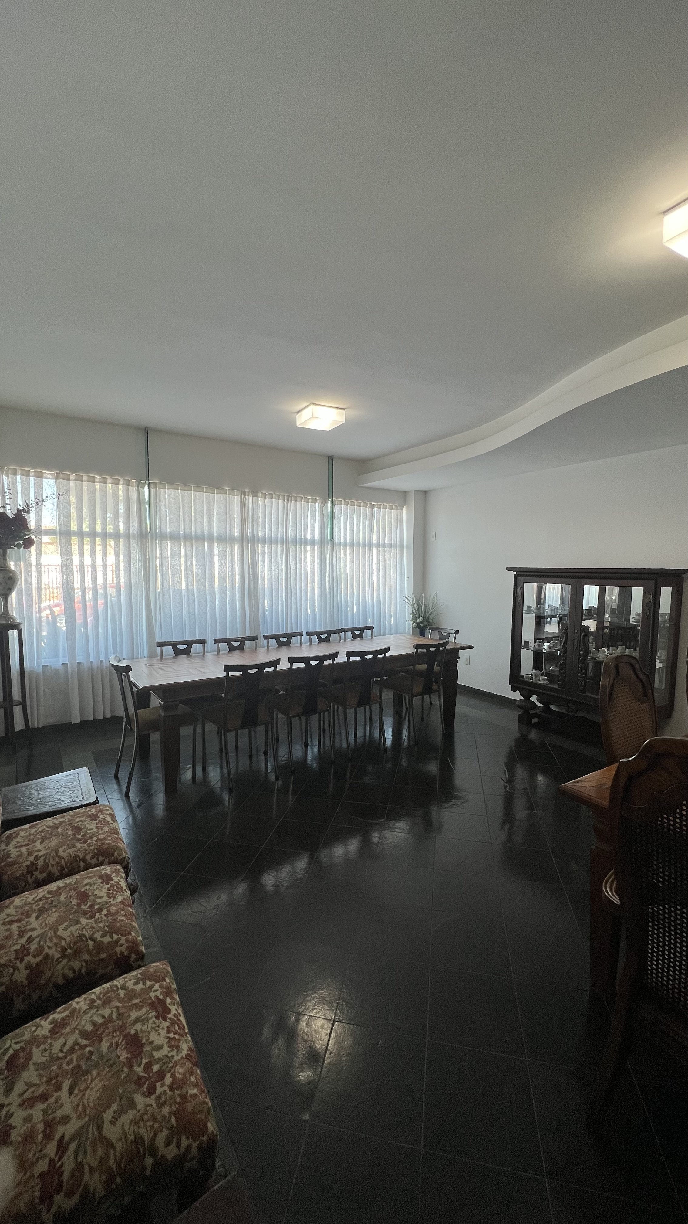 Sala de reunião do Residence Hotel com mesa ampla e cadeiras