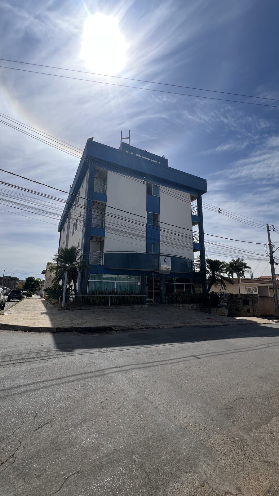 Fachada do Residence Hotel em Sete Lagoas vista da rua