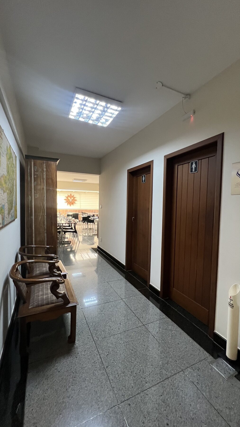Corredor interno do Residence Hotel com acesso aos banheiros