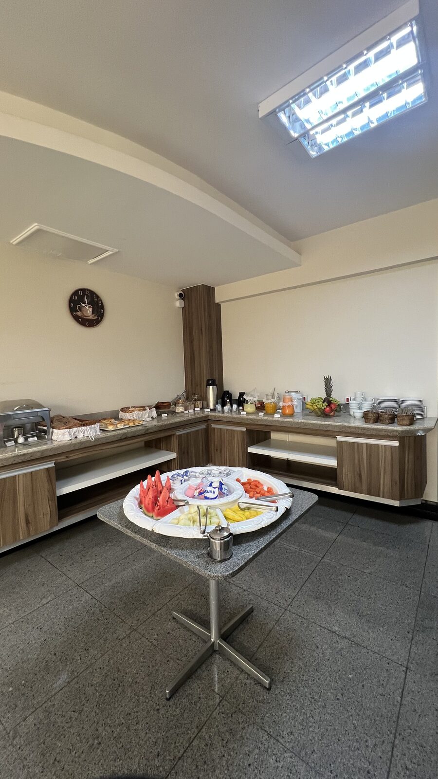Área do café da manhã do Residence Hotel com mesas postas e buffet